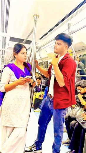 Metro me liya ladki ka number😱😱 #shorts #viral #funny #metro #trending #shortsfeed #youtube #fyp