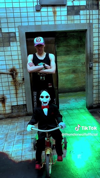 What would you do if you were trapped in this bathroom ? 🚽⏰🌀🧩 @Blumhouse @Lionsgate #horror #horrormovies #thunderwolf #collab #collaboration #saw #jigsaw #billy #billythepuppet #bathroom #halloween #october #june #trending #sawescaperoom #viral #explore #foryou #fyp #fypシ #tiktok #horrortok #youtuber