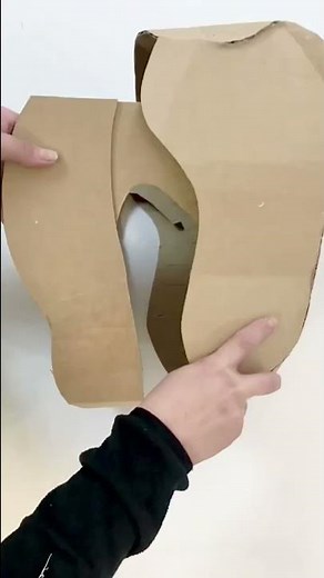 DIY Dinosaur Head Costume made out of cardboard by ‪@ZygoteBrownDesigns‬