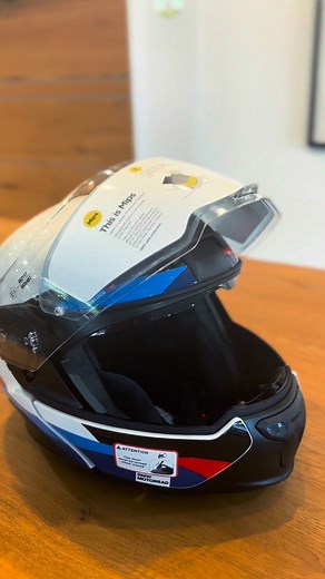 System 7 Carbon EVO – AHORA con un -47% de descuento Si estabas esperando el momento perfecto para equiparte… ES ESTE. El System 7 Carbon EVO, uno de los cascos más avanzados, seguros y ligeros de BMW, está casi a mitad de precio solo durante el Black Friday. 🪖 System 7 Carbon EVO ✔ Carbono de alta resistencia ✔ Modular 2 en 1 ✔ Silencioso, estable y aerodinámico ✔ Preparado para comunicación ✔ Máxima protección con el sello BMW Motorrad 📍 Disponible en tu boutique BMW Motorrad 📅 Solo hasta e