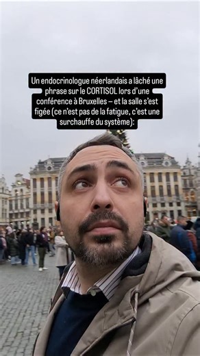 Polad📍 Bruxelles | Coach | Investisseur on Instagram: "1. Le cortisol ne monte pas parce que tu fais trop, mais parce que tu ne sais jamais quand ça finit. Des données de la KU Leuven montrent qu’une charge identique déclenche plus de stress quand le cerveau ne contrôle ni début ni fin. Notifications, interruptions, journées hachées : ton système nerveux reste en alerte permanente. En Belgique, on appelle ça cognitive overload — cortisol élevé, même sans heures sup. La solution choque: fixer un