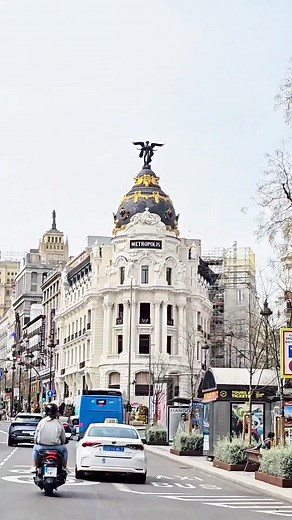 ¡Buenos días Madrid! Así de majestuoso luce el edificio Metrópolis. Hace unos dias han gran parte de los andamios que cubrían su fachada. Las obras de remodelación que no finalizarán en 2025 El Edificio Metrópolis, que tiene casi 6.120 metros cuadrados, repartido dos plantas en el subsuelo, bajo, cinco en altura y una azotea, se transformará de oficinas y locales comerciales a una gran zona de restauración, un pequeño hotel 'boutique' y un club de miembros privado, al estilo londinense. #FelizLu