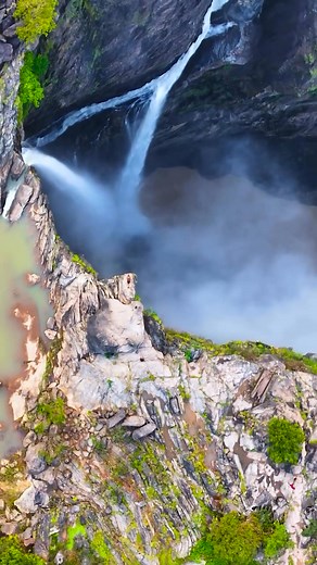 📍Jog Falls, Karnataka This particular viewpoint at Jog Falls is accessible only with the assistance of a local guide. A common practice here is to lie down carefully on the rock, under the guidance and supervision of the guide, to safely take in the breathtaking view of the falls below. However, instead of lying face down as is usually done, I leaned forward and captured a drone selfie video from this unique perspective. Not recommended for those with a fear of heights. #jogfalls #karnataka #wa