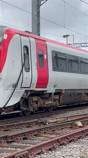 Top and tail class 93s with a class 175 unit sandwiched between 😍