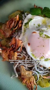 PATATAS ASADAS CON SALSA VERDE, GULAS AL AJILLO, CHIPS DE ALCACHOFA Y HUEVO PLANCHA 🥔🧄🫒🥚🥔🧄🫒🥚🥔🧄🫒🥚 Comenzamos el año con una receta sencilla y riquísima para retomar la rutina después de tantos excesos navideños, que desde luego nos va agradecer el cuerpo jajaja 😄💪🏻🎉 Es una combinación buenísima tanto si la sirves como plato principal o para compartir, tienes el éxito asegurado!!!. 😍😜👌🏻 🥔🧄🫒🥚🥔🧄🫒🥚🥔🧄🫒🥚 🔥 Ingredientes: ✅Tres patatas medianas ✅Perejil fresco ✅Un diente 