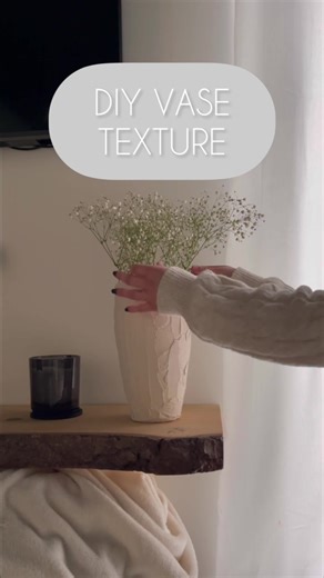 DIY VASE TEXTURE Ce dont vous avez besoin : 1x vase en verre 1x pot de colle à carrelage 1x spatule Appliquer la colle a carrelage en bonne couche de la façon que vous le souhaitez. Patienter une nuit, le temps du séchage. Puis poncer légèrement les aspérités. Vous aimez le résultat ? Vous avez déjà essayé ? Ça me donne déjà envie d’en faire d’autres 🫣 Merci d’avoir regardé 🤍 #diyhomedecor#diyprojects#diyideas#diycrafts#reels#homedecoration#homedecorideas#interiorhome#interiors#aesthetic#livin