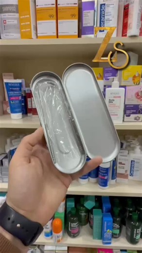 ‎لينا‎ on Instagram‎: "قاشطة اللسان مورا😁 العناية المثالية لفم نظيف ونَفَس منعش امنح فمك الانتعاش الذي يستحقه مع قاشطة اللسان المصنوعة من الستانلس ستيل المقاوم للصدأ، المصممة لتكون جزءًا أساسيًا من روتين العناية الشخصية. مميزاتها: • مستدامة وصديقة للبيئة: مصممة لتدوم مدى الحياة عند العناية بها. • أناقة عملية: تأتي مع حافظة معدنية جميلة لحفظها بأمان. • لطيفة وآمنة: سطح ناعم وغير مؤذٍ لتنظيف اللسان برفق وفعالية. فوائدها الصحية: • تزيل البقايا والجراثيم من سطح اللسان، مما يمنع الروائح الكريهة. • ت