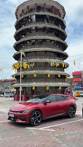 Teluk Intan’s first EV charging hub is now open! Located just 5 minutes away from the 139-year-old Leaning Tower of Teluk Intan, EV owners can charge their vehicles through the Charge 60kW DC charger which can support up to two EVs at once. Another 22kW AC charger by Powerbee is also located just a few meters away. #TelukIntan #Perak #EV | SoyaCincau.com