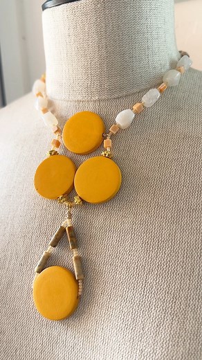 Cool down with Deb Luvs Jewelry Designs! Deb's showing us how to create a beautiful Orange Creamsicle-inpired necklace using a creamy blend of oranges and sweet creams. #beadedjewelry #diynecklace | Jesse James Beads