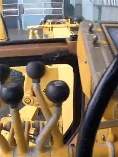 Exploring the Caterpillar 140G Motor Grader