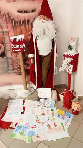 A Mókus és a Nyuszi csoport tegnap igazi csodát varázsoltak az óvoda falai között. ✨ Színes ceruzáikkal és csillogó fantáziájukkal gyönyörű rajzokat készítettek a Mikulásnak – olyanokat, amelyek még a télapói csillagporral hintett égboltot is mosolyra fakasztják. 🎨❄️ Amikor elkészültek a rajzok óvatosan, nagy-nagy szeretettel kerültek bele a varázslatos leveles zsákba, amelynek titkos ereje, hogy csak a Mikulás manói tudják kinyitni. 🌟 És lám! A szorgos kis manók este meg is érkeztek, nesztele