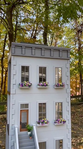 Fall in love with the charm of the Yorkville Townhouse by @dollhousetherapy ✨ Explore its timeless design, customizable interiors, and compact footprint. Stack your dreams up to four units high with this urban canvas. Don’t you want it? 🥰#NationalDollhouseMonth #YorkvilleTownhouse #DollhouseMiniatures
