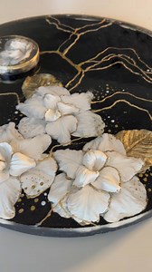 @aga.art.studio is de-molding our round silicone mold: Flower Table Workshop 🌸⬇️ PROCESS Casting Resin Round Mould Table legs Caster Mould Glue Gun Clay Gold Pigment Powder Hand make the flowers & bake them- once done make sure to leave them until they fully cool as they can still break at this point (learnt from experience here) Do a jesmonite layer at the bottom (you can use resin) Let it fully cure, do your gold leaf lines using my glue gun hack! Place your flowers down and it’s time for you