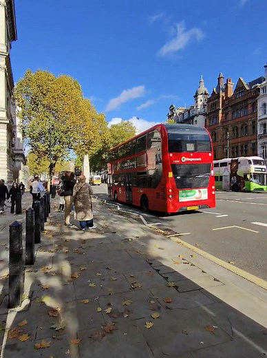 Walking with 📸😎: Ray-Ban Meta 📍 Parliament Square Westminter London England 🇬🇧 #london #england #londonwalk | Jake John
