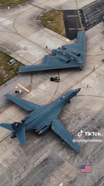 Bộ 3 máy bay ném bom chiến lược chủ lực của Không quân Mỹ gồm có: B-52H Stratofortress, B-1B Lancer và B-2 Spirit.#quansu #hoaky🇺🇸 #russia #china🇨🇳 #iran🇮🇷