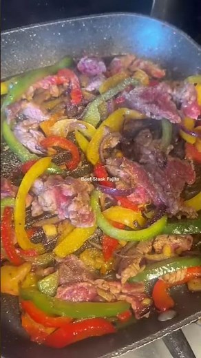 🥩🌮 Juicy Beef Steak Fajitas 🌶️🫑 These homemade steak fajitas are packed with flavour and so easy
