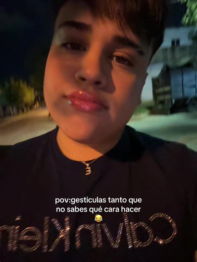 Gesticulando Sin Saber Qué Cara Hacer