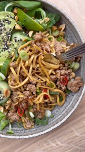 Kold nudelsalat med hakket gris og grønne grøntsager💚 Smagt til med hoisin, hvidløg, ingefær og lime 🫚🍋‍🟩Frisk, sprød🥒 og helt perfekt til en lun forårsdag hvor vi næsten snuser til sommerlige temperaturer ☀️☺️🌸Gris kan naturligvis erstattes af kylling eller oksekød - og grøntsagerne kan du variere efter lyst🥦🫛🫑Find min opskrift via linket i kommentaren💚#noodlebowl #nudler #pokebowl #saladbowl #salat #aftendmad #måntidssalat #salad | Gourministeriet