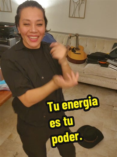 Tu energía es tu refugio, tu verdad y tu escudo. Cuando tu interior está en calma, nada externo puede desordenarte. La energía no se finge: se siente en tu mirada, en tu presencia y en cómo respondes a la vida. Si cargas miedo o prisa, eso es lo que recibes. Si eliges pensamientos amables, respiración consciente y silencio, todo cambia. Cuidar tu energía es decir no a lo que te drena y sí a lo que te enciende. No es egoísmo: es sabiduría. Igual que un árbol protege sus raíces, tú también puedes 