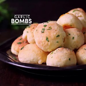 8.1K views · 32K reactions | Garlic cheese bombs. (via Home Cooking Adventure) Full recipe: https://youtu.be/H14346aHrk4 | Tastemade | Facebook