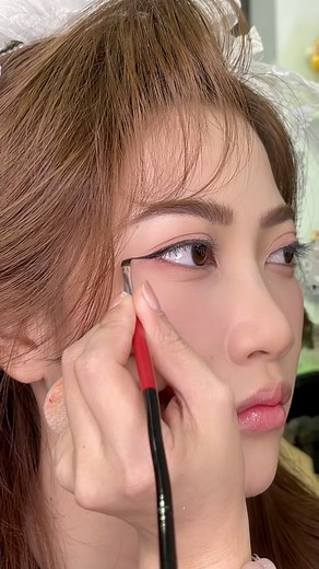 1.1M views · 5.8K reactions | Tip eyeliner đen sắc nét #tipsmakeup #makeuptutorial #xuhuong #daotaohocvienchuyennghiep #daotaohocviennangcao #ThyThomakeupartist | Trần Thy Thơ | Facebook