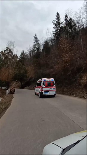 A Chinese Ambulance Speeding on a Rural Road 🚑🇨🇳中国农村公路上飞驰的救护车 🚑