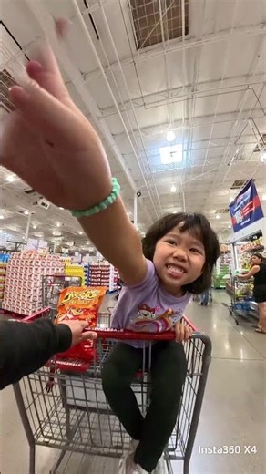 #familyvlog A Moment of Affection — Chloe Reached for Dad.