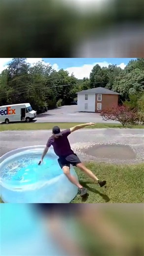 FedEx driver falls during delivery in Georgia 🤣