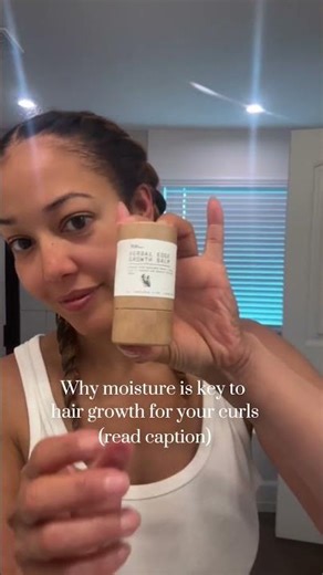 Oil Is Not a Moisturizer: Why Your Curls May Feel Stuck 🤎