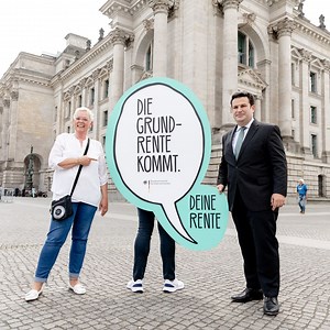 Deutschland bekommt eine Grundrente! Das heißt: Mehr Geld im Alter für 1,3 Millionen Menschen, die viele Jahre hart gearbeitet haben, aber trotzdem nur eine kleine Rente bekommen. Ob Pflegekräfte, Verkäufer*innen, Erzieher*innen, Reinigungskräfte – die Grundrente bringt vor allem jenen einen Zuschuss, ohne die unser Land nicht laufen würde. 📆 Die Grundrente tritt am 1. Januar 2021 in Kraft. Bundestag und Bundesrat haben das Gesetz diese Woche beschlossen. 👉 www.bmas.de/grundrente | Bundesminis