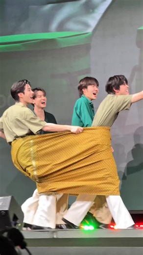 โบกแท็กซี่สไตล์แป๋ว 🥺 . @firstone.wnk KNPTFO LOVE GRABFOOD #ศึกGrabFoodMegaSaleถูกกว่าชัวร์ #เฟิร์สวัน #firstone #khemjira | Grab