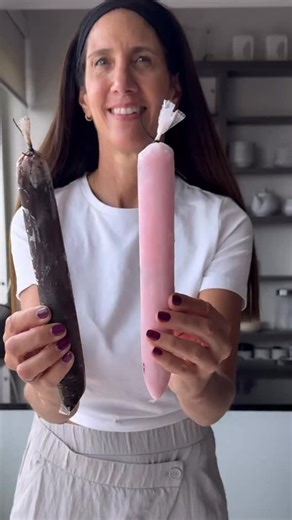 se vienen los días de calor y tenemos la receta ideal para acompañarlos… Mirá como preparar estas riquísimas barritas heladas de yogur ❤️🤩 Para el Heladito de frutilla: 🍦 250 g de yogur de frutilla use El Puente @lacteoselpuente 🍓frutillas frescas Para el Heladito de chocolate y vainilla: 🍫 200 g de chocolate para derretir 🍦 250 g de yogur de vainilla use El Puente @lacteoselpuente Para los de frutilla 🍓 1. Llenar las bolsas con el yogur de frutilla El Puente, intercalando frutillas fresca