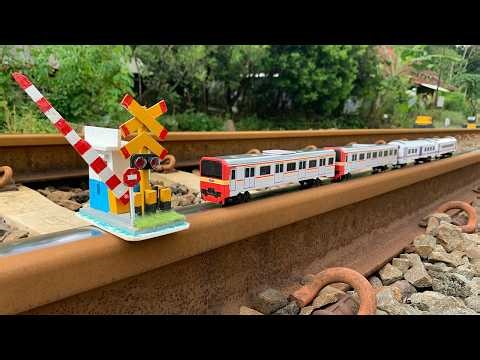Mencari & Merakit Kereta Api Kayu Listrik KRL,Palang Pintu,Gerbong Saat Kereta Beneran Lewat
