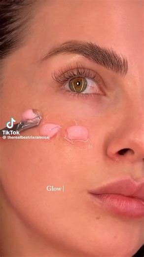 Shoppingbydodizz🛍 on Instagram: "Medicube PDRN Pink Collagen Capsule Cream 55g Premium Salmon DNA PDRN Capsule : Innovative encapsulation technology to keep the effect of premium PDRN. Fully preserve the firming and hydrating effect of PDRN until absorbed into the skin to achieve maximum glass glow result. Lightweight non-sticky texture : Non-oily yet hydrating gel texture for glowy and moisturizing skin, offering a pleasant application experience. Pop & blend the pink capsule to gel and build 