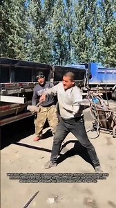شاهد كيف يتعامل العمال مع صيانة الشاحنات العملاقة! 🚛💪