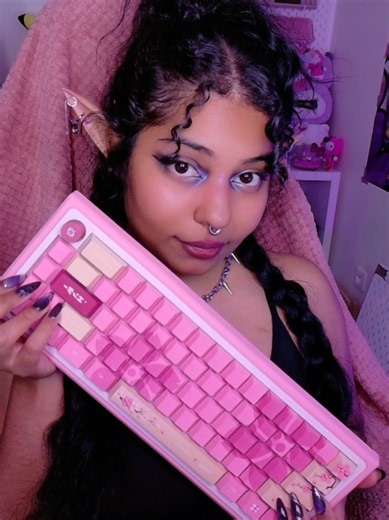 [Collaboration non rémunérée] J'ai pu tester le clavier et le tapis Tryhard X Hayami, et je comprends pourquoi ça faisait tant parler ! 💜 Ce que j'ai aimé : • La DA superbe jusque dans le packaging • Le combo clavier tapis est superbe • Profile sonore agréable et étonnamment thocky pour un clavier magnétique • C'est du AZERTY (je sais que vous en voulez plus) • Le KNOB pour le volume 😍 • Le logiciel est vraiment intuitif est agréable à utiliser 💜 Les points à améliorer (pour moi): • J'aurais 