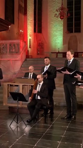 After a wonderful European tour with Bach’s Magnificat, we are ready for Christmas. ✨✨✨With this beautiful and intimate motet by Samuel Scheidt, we wish you a joyful Christmas time, surrounded by those dearests to you. ✨✨✨ This recording from 2021 was made in collaboration with the Festival Oude Muziek Utrecht. You can watch the full program @earlymusictelevision . 📽️Check our YouTube channel via link in bio for more videos. We look forward to seeing you again in the New Year! #voxluminis #Chri