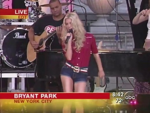 Jessica Simpson - These Boots Are Made For Walkin' (Live @ Good Morning America 2005) (2005/08/05) [