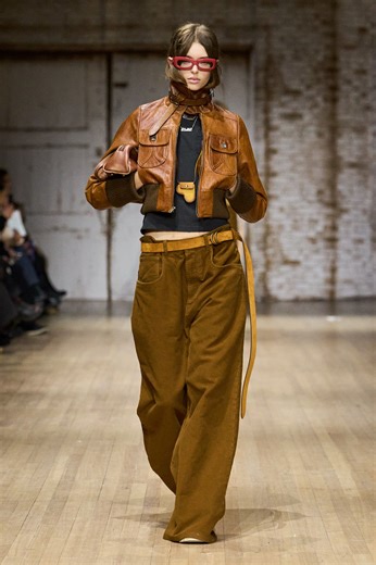 Questi sono i pantaloni da avere per l'autunno 2025 secondo le sfilate