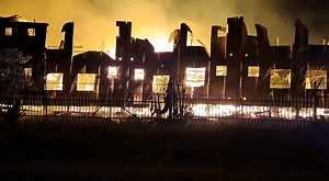 #insidePNGnews Fire Destroys Guesthouse A massive fire destroyed a Guest House at the Yumi Yet Company in Port Moresby yesterday. Inside PNG spoke to Superintendent Cedrick Luwai from the Waigani Fire Station while on the scene last night. Read more: bit.ly/41ZbZSm | Inside PNG