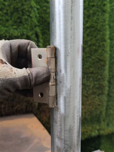Smart solution to install butterfly hinges on round metal pipes #welding #welder #Handwerk