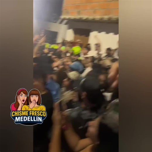 chisme fresco medellin on Instagram: "🎉🔊 La rumba era eterna… hasta que apareció la cruda realidad 🔊🎉 En un barrio de Medellín donde el silencio ya había sido declarado en vía de extinción, una fiesta que parecía patrocinada por el insomnio colectivo duró más de tres días seguidos, con música a todo taco, coros desafinados y vecinos preguntándose si eso ya contaba como festival de pueblo. La farra tuvo desayuno, almuerzo y cena, y algunos asistentes ya estaban pidiendo cobija y almohada. Per