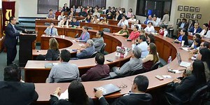 Roberto Hernández Sampieri dictó conferencia magistral en la UEES