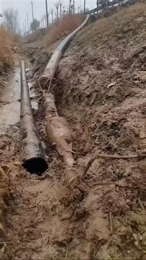 Brillianttechmech on Instagram: "Trenchless Technology: The Power of Horizontal Directional Drilling (HDD)! 🚜💨 ​Witness the incredible force of Horizontal Directional Drilling (HDD) during the critical "pullback" phase! This method allows engineers to install underground utilities like water, gas, or fiber optic cables without the need for destructive open trenches that disrupt traffic and landscapes. ​The Mechanics of Underground Installation ​This video captures the final stage of a sophisti