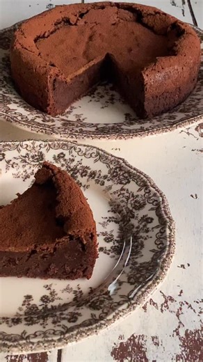 Sjokoladekake uten mel (Flourless Chocolate Cake) er en berømt og elsket sjokoladekake. Konfektkake med fantastisk smak og konsistens. Oppskrift på Det søte liv siden februar 2008, nå med nye 📸 https://www.detsoteliv.no/oppskrift/sjokoladekake-uten-mel-flourless-chocolate-cake #detsøteliv #detsoteliv #bestpåkakeoppskrifter #bakeglede #hjemmebakterbest #homebaking #flourlesschocolatecake #lifeissweet | Det søte liv