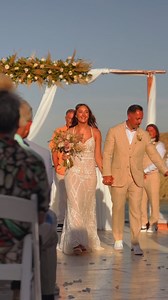 Celebrate love in a paradise facing the Ocean! #Discover the magic of #weddings at #BreathlessCabo San Lucas Resort & Spa: dream settings, stunning views and unforgettable moments. Let the romance and beauty of the Pacific come together to create the perfect day! Ask for our wedding packages 📲 | Breathless Cabo San Lucas