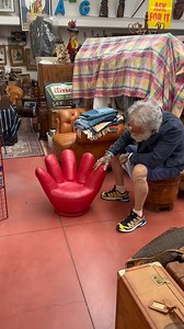 Iconica poltrona a guanto”Joe” in morbida pelle rosso Cartier. L’originale è stata disegnata da Jonathan de Pas , Donato D’Urbino e Paolo Lomazzi negli anni 1970s’ . Questa è una riproduzione di un famoso artigiano francese famoso negli anni 1970s’ che le faceva per bambini e adulti. Bellissima e in condizioni eccezionali. Misura di ingombro 70cm X 50 cm circa. Consegna solo su ritiro di persona. Contattami solo in messaggio privato. Grazie sempre a tutti voi. . . . #stories #angelogallamini #ma