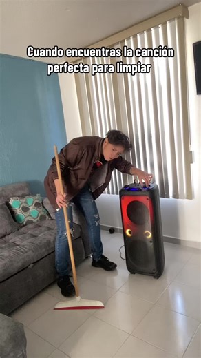 Canciones ideales para limpiar con humor