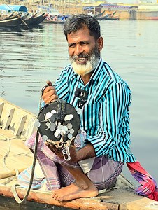 3M views · 24K reactions | বুড়িগঙ্গা নদীর তলদেশে চুম্বক ফেললেই উঠে আসে টাকা Money comes up when you drop a magnet on the bottom of the Buriganga River #fypシ #viralpost #hardwork #vlog | Mosharrof vlog | Facebook