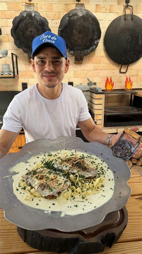 Flat Iron Empanado com Macarrão Três Queijos🔥🥘 • óleo • ⁠Flat Iron/ Paleta • ⁠Farinha de trigo • ⁠Ovos • ⁠Farinha Panko • ⁠Creme de leite • ⁠Queijo azul • ⁠Queijo parmesão • ⁠Mussarela • ⁠Massa fettuccine • ⁠Cebolinha